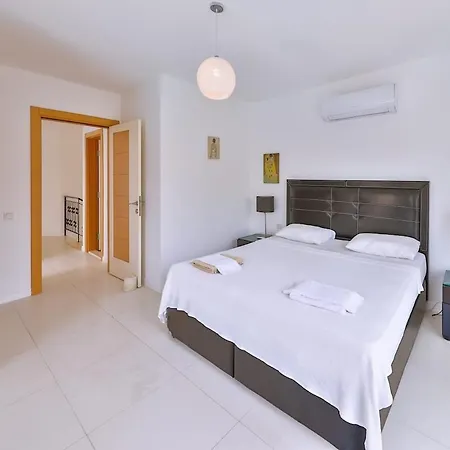 June With Spectacular Views, 50 Mt To The Sea Villa *